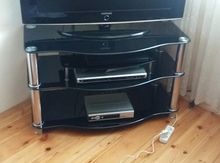 Televizor "Samsung" və altlığı