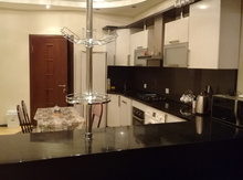3-otaqlı yeni tikili kirayə verilir, Nizami m. 150 m²