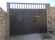 2 sot torpaq sahəsi, Binə qəs.