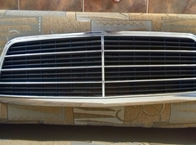 "Mercedes E240" radiator barmaqlığı