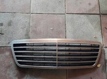 "Mercedes" radiator barmağlığı