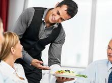 Требуется официант
