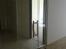 Şüşə qapı
