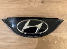 "Hyundai Tucson 2022" arxa logosu