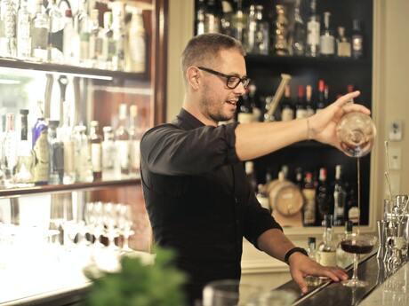 Barmen tələb olunur