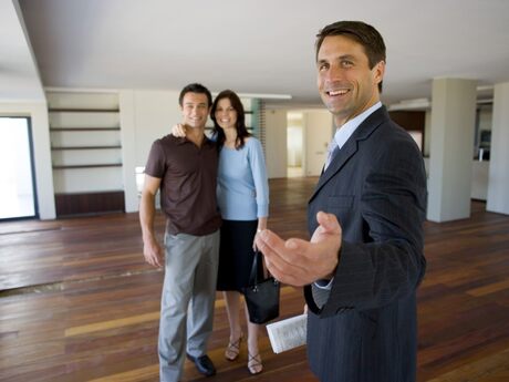 Daşınmaz əmlak agenti/ makler tələb olunur Daşınmaz əmlak agenti/ makler tələb olunur