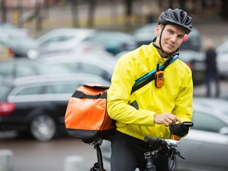 Sürücü-kuryer tələb olunur