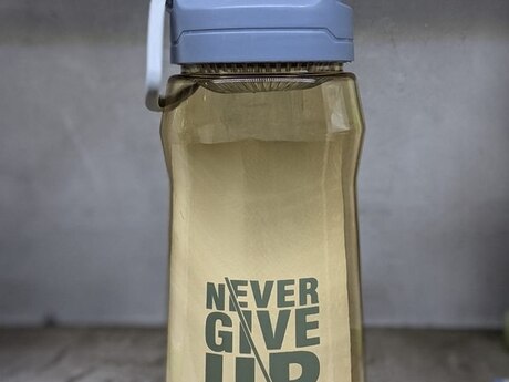 Su qabı "Never Give Up Bottle"