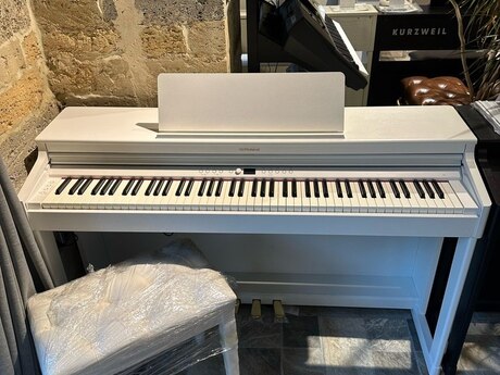 Elektron pianinolar "Roland RP701"