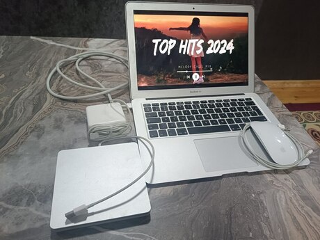 Apple MacBook Air A1466 2017 Apple MacBook Air A1466 2017