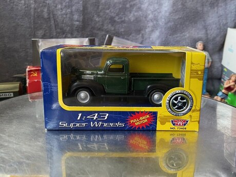 Коллекционная модель "Plymouth Truck Pick Up green black 1941" Коллекционная модель "Plymouth Truck Pick Up green black 1941"