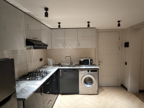 3-otaqlı mənzil kirayə verilir, Əlövsət Quliyev küç.133, 86 m²