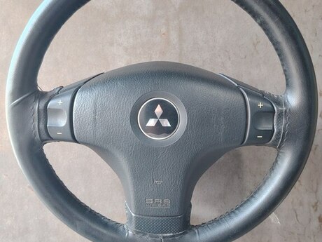 "Mitsubishi Airtrek" sükanı 