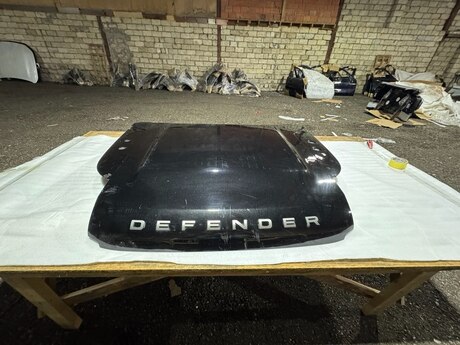 "Land Rover Defender X Dynamic" kapotu "Land Rover Defender X Dynamic" kapotu