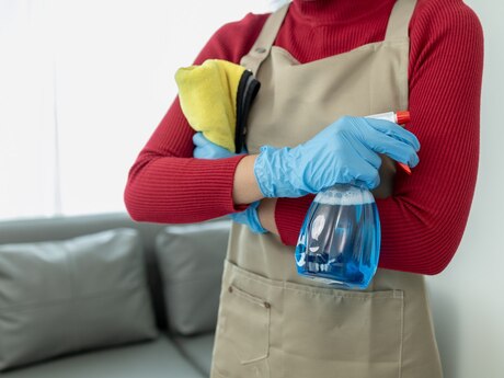 Xadimə tələb olunur