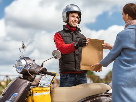 Sürücü-kuryer tələb olunur