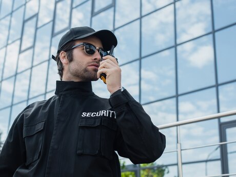 Mühafizəçi tələb olunur