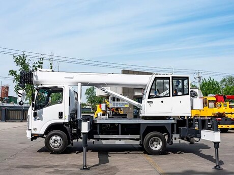Isuzu 8T Kran