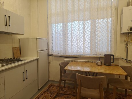 4-otaqlı mənzil kirayə verilir, Gəncə ş., 120 m²