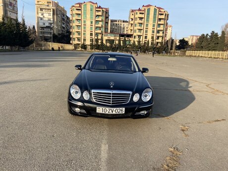 Mercedes E 240, 2004 il