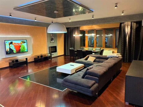 4 rooms · 220 m²