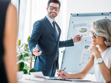 Reklam meneceri işi axtarıram