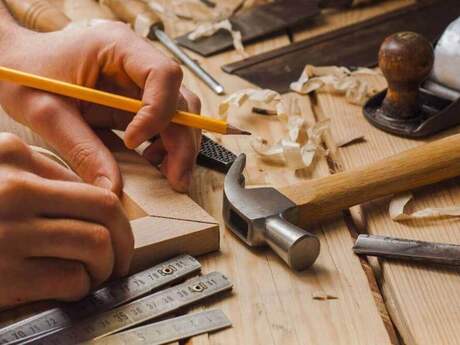 Mebel (MDF) ustası tələb olunur