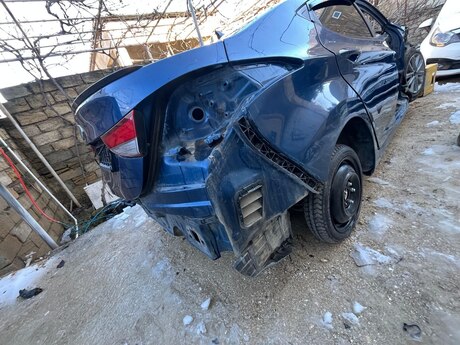 Kia Rio və Hyundai Elantra qapı və baqajı