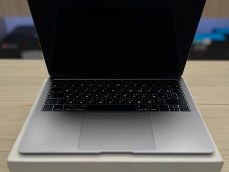 Apple MacBook Air 13-inch (2019) Apple MacBook Air 13-inch (2019)