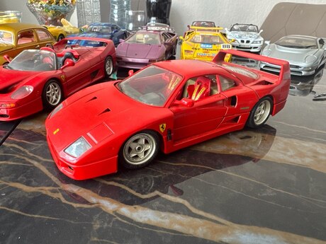 Ferrari F40 1987 1/18 modeli
