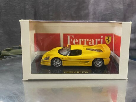 Коллекционная модель Ferrari F50 yellow 1995 Коллекционная модель Ferrari F50 yellow 1995