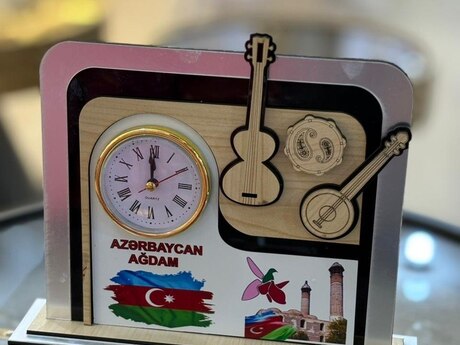 Akril və ağac kombinasiyalı masa saatı – "Azərbaycan" tematik suveniri