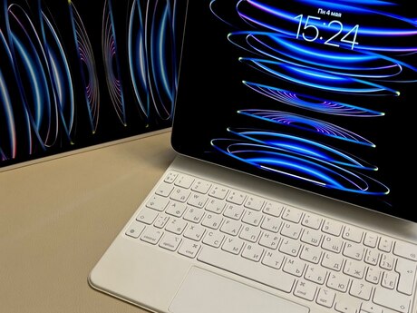 Apple iPad Pro M2 with Magic keyboard 