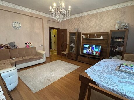 28 Mayda 2 otaqlı köhnə tikili mənzil satılır, 70 m², 175 000 AZN, şəkil 3 / 7