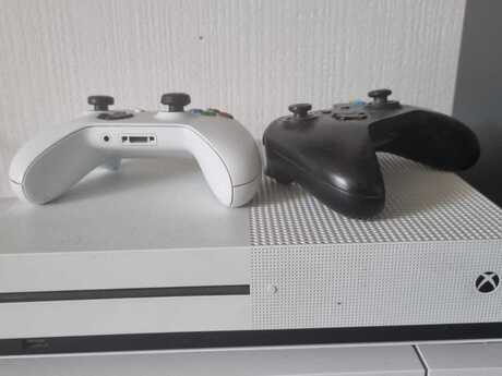 Xbox One S və 2 controller