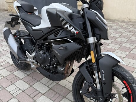 CFMOTO 450 NK, 2025 il CFMOTO 450 NK, 2025 il
