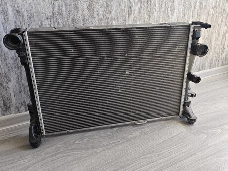"Mercedes W212 W204" su radiatoru