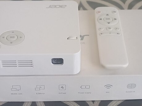 Portativ mini proyektor Acer C202i (LED Projector) Portativ mini proyektor Acer C202i (LED Projector)