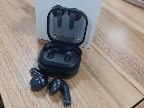 Simsiz qulaqlıq Samsung Galaxy Buds 4 Black (SM-540NZKACIS)
