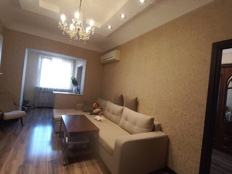 Продаётся 4-комнатная квартира в старом фонде, Azadlıq Prospekti, 85 м², 215 000 AZN, фото 2 / 12