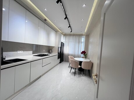 4-otaqlı yeni tikili, Qara Qarayev m., 180 m²
