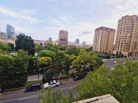 28 Mayda 8 otaqlı köhnə tikili mənzil satılır, 280 m², 510 000 AZN, şəkil 2 / 12