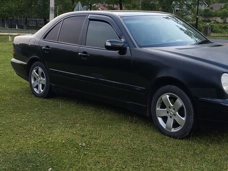 Mercedes E 220, 2000 il