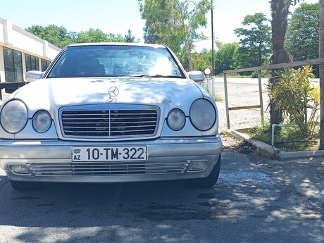 Mercedes E 240, 1999 il Mercedes E 240, 1999 il