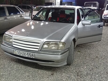 Mercedes 200 CE, 1995 il Mercedes 200 CE, 1995 il