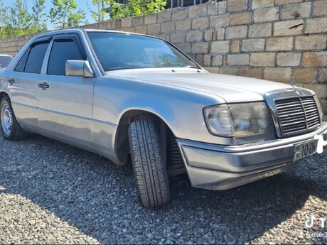 Mercedes E 220, 1993 il