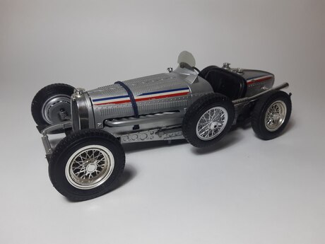 1:18 avtomobil modeli