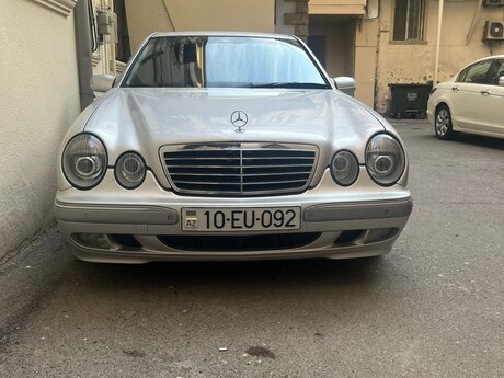 Mercedes E 240, 2001 il