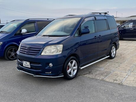 Toyota Noah, 2004 il