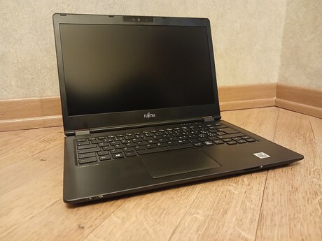 Noutbuk Fujitsu LifeBook-U7410